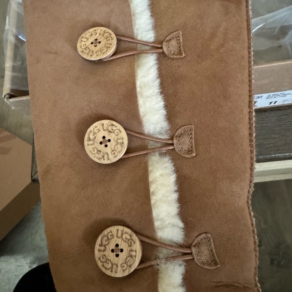 UGG BAILEY BUTTON TRIPLET II SHEEPSKIN BOOT - WOMEN Size 11 - Picture 2 of 8